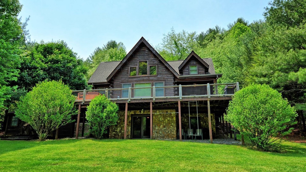 Warrensville Cabin | Riverside at Eagle Ridge-River Front Cabin w/Hot Tub, Pool Table, Fire Pit, AC