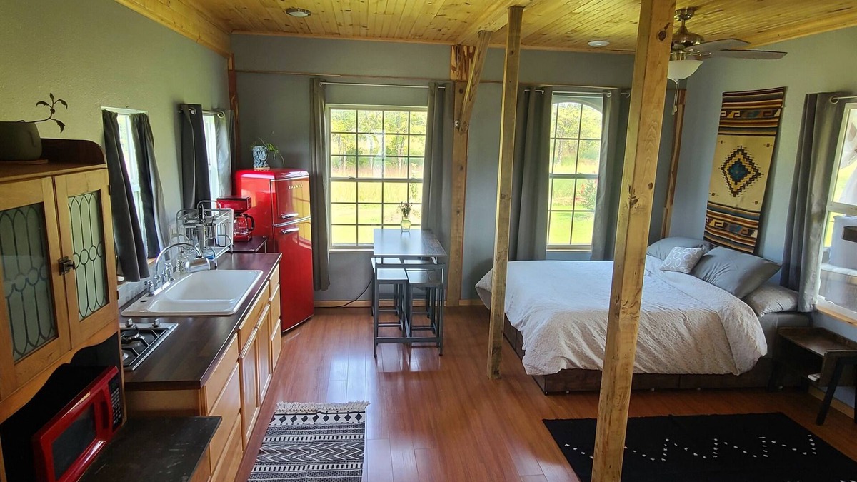 Eureka Springs Cabin | Riverside "Barndominium" w/easy access to water