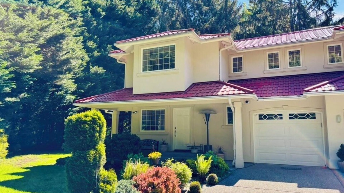 Riverbend House | Riverside Bliss: Cozy Beds, Fireplace & Gbit WiFi