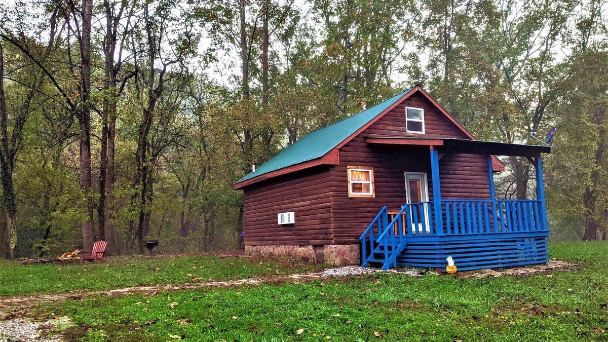 Pittsburg Cabin | Riverside Blue~Charming clean cabin on Rockcastle River! Pretty + forest themed!