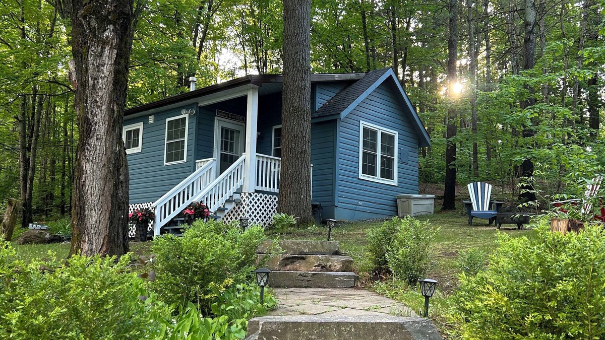Bracebridge Cabin | Riverside Blue… Your cozy guesthouse for all things Muskoka.!