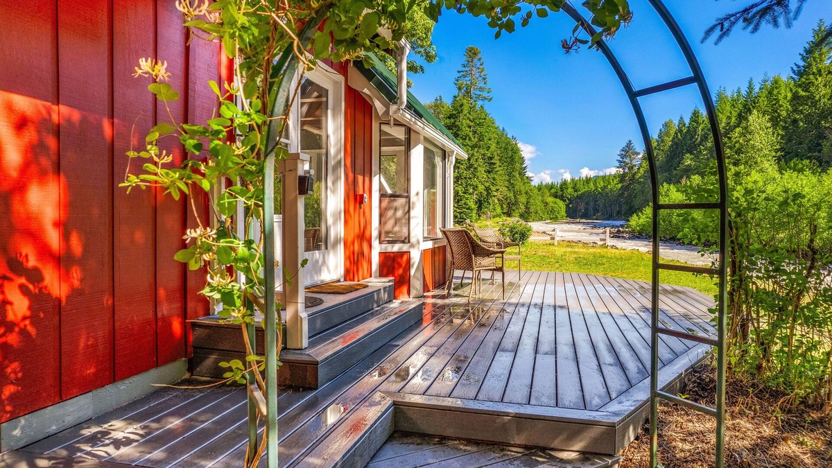 Greenwater Cottage | Riverside cabin near Mount Rainier with hot tub!