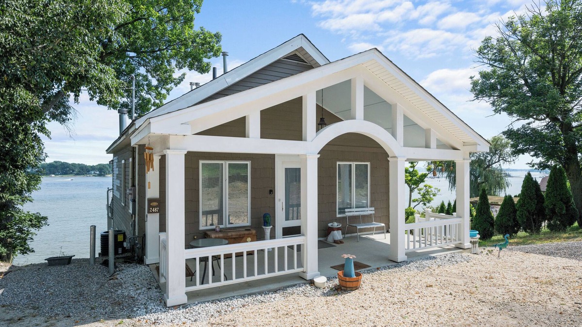 Toledo House | Riverside Calm, an entire house for you directly on the Maumee River.