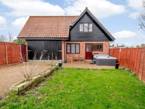 Loddon House | Riverside Cottage