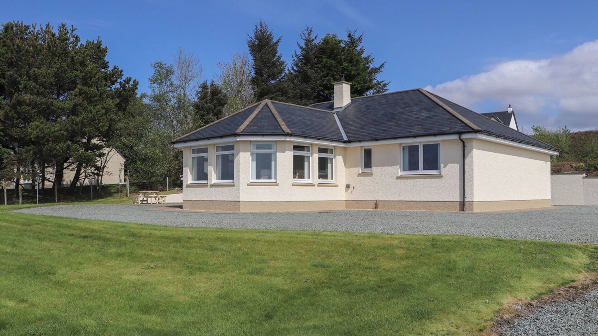 Eyre Cottage | RIVERSIDE COTTAGE, luxury holiday cottage, with open fire in Portree