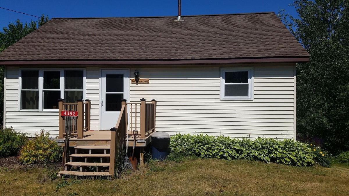 Eagle River House | Riverside Cottage near snowmobile and atv trails and Mt. Bohemia with Wi-Fi!