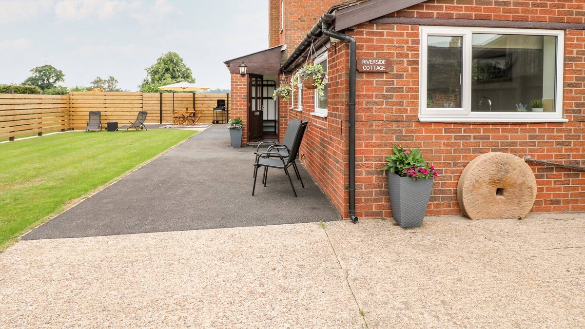 Scropton Cottage | RIVERSIDE COTTAGE, pet friendly, with hot tub in Hatton, Derbyshire