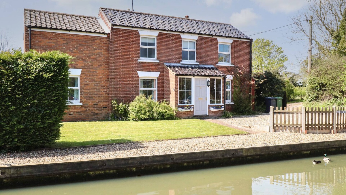 Stalham Cottage | RIVERSIDE COTTAGE, pet friendly, with open fire in Stalham