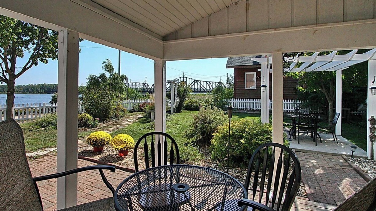 Teeds Grove House | Riverside cozy 4-bedroom house in charming Sabula with WiFi, AC