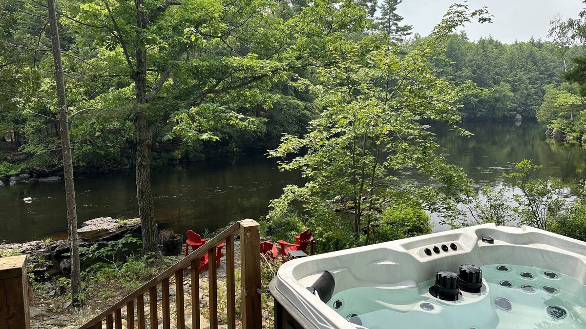 Havelock-Belmont-Methuen Cottage | Riverside Cozy Cabin in the Woods w/ hot tub
