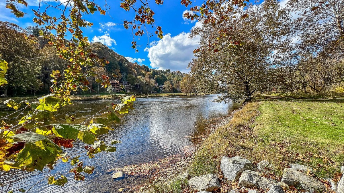Piney Creek Cabin | Riverside Escape Too: 4 BR, 2.5 BA Cabin/Bungalow in Piney Creek, Sleeps 8