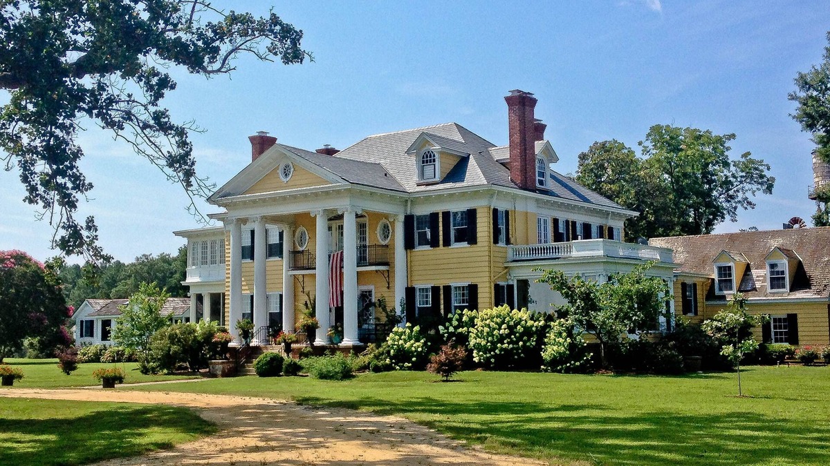 Ware House | Riverside farm cottage with pool