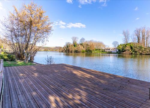 Pinel-Hauterive Apartment | Riverside Gîte Pinel Hauterive