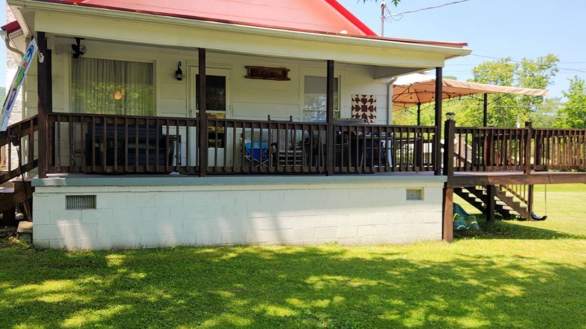 Pence Springs House | Riverside Home Close to West Virginias Prime AttractionsnThe Camp House