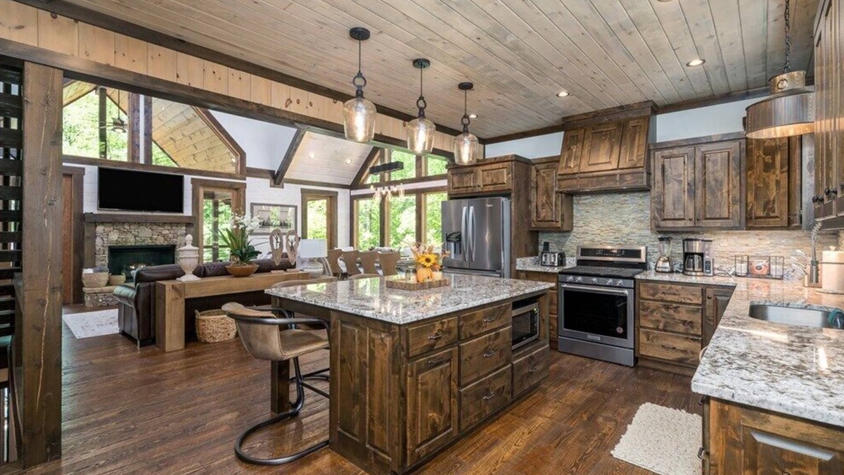 Ellijay Cabin | Riverside Home ~ Hot Tub ~ Fire Pit ~ Fish/Tube from the Backyard!