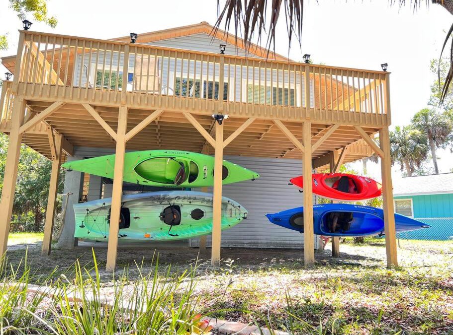 Weeki Wachee Gardens House | Riverside house 6-kayaks manatees bikes fire pit