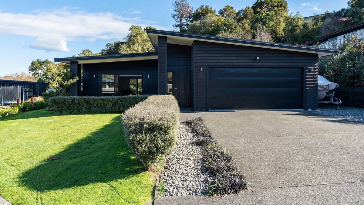 Rangatira Park House | Riverside in gated community