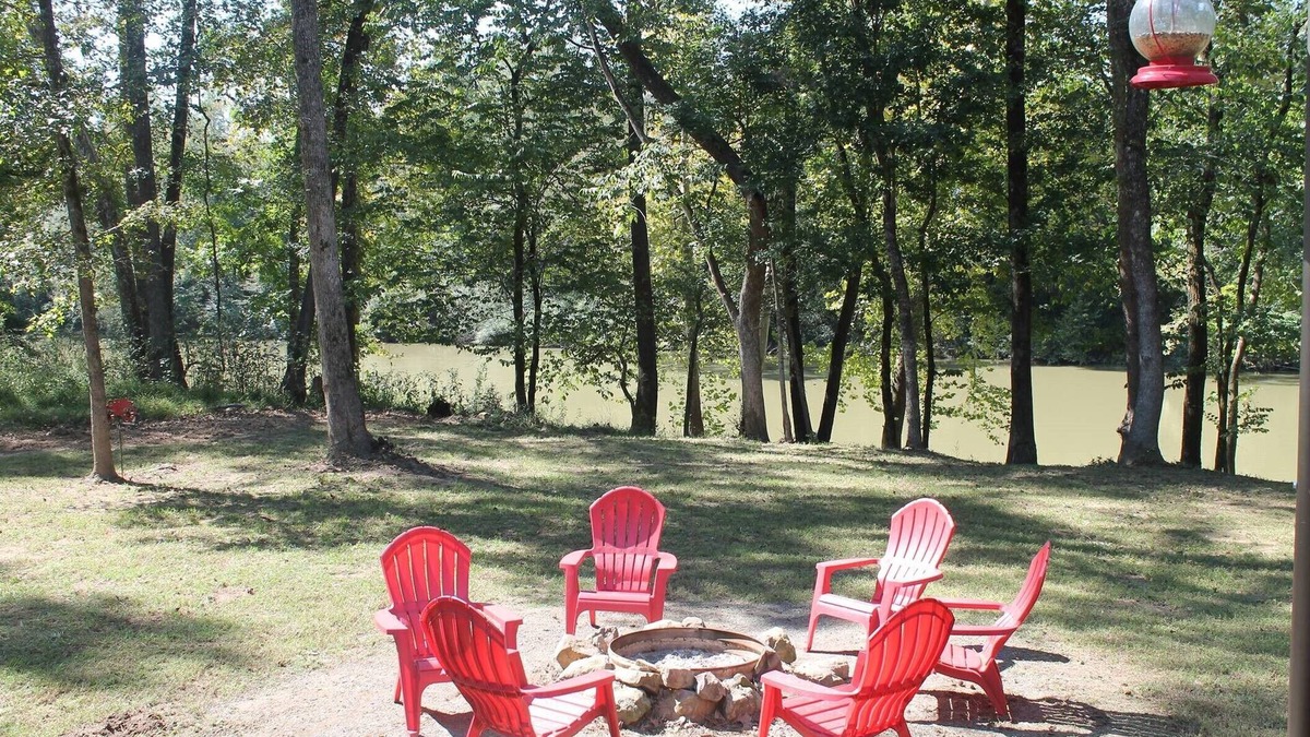 Smithville Cabin | Riverside Landing right on the Mountain Fork River! Kayaks INCLUDED!