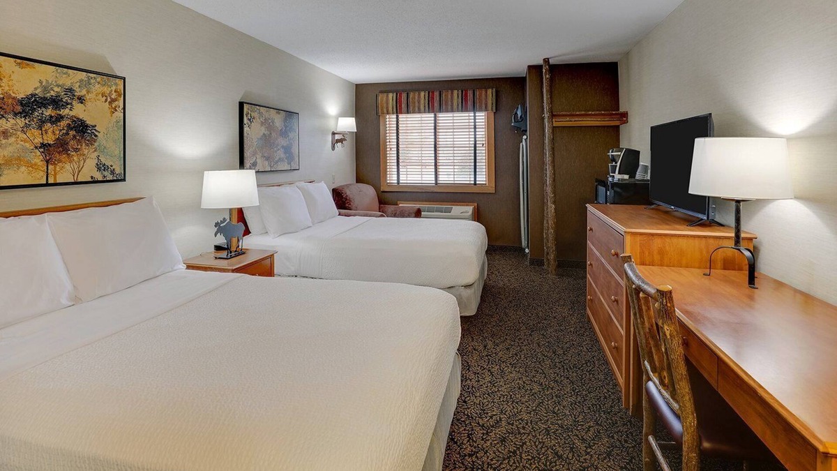 Quincy Hotel | Riverside Lodge-like Stays, Deluxe King, Stoney Creek Quincy, Parking