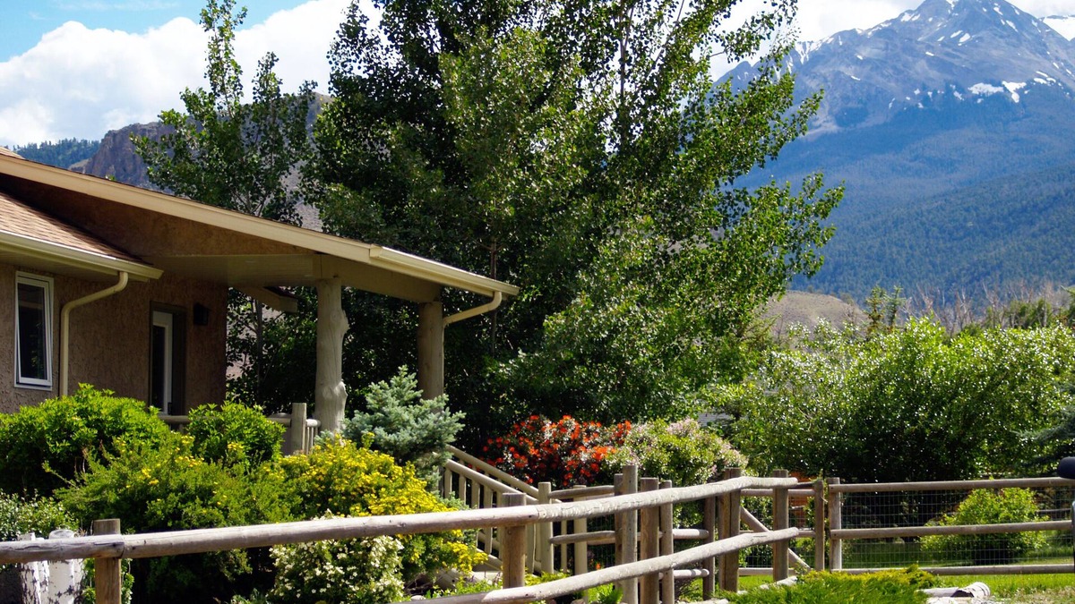 Gardiner House | Riverside Lodge - wildlife watching & minutes to Yellowstone Park! 4BR/3BA
