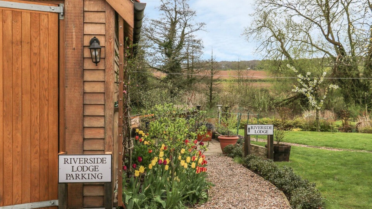 Cuckney Cottage | RIVERSIDE LODGE, with a garden in Cuckney