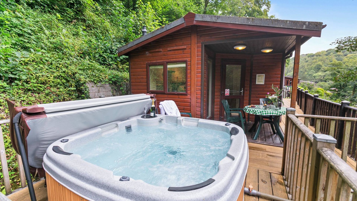 Barbrook House | Riverside Lodge with Hot Tub. Walk to Lynton & Lynmouth Towns. Free Parking.