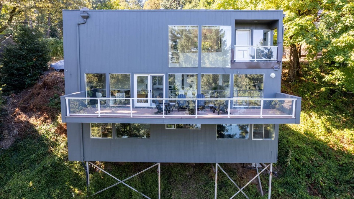 Island Station House | Riverside Luxury, /w a, Bright and Light Setting on the Banks of the Willamette, 6 Miles to Downtown