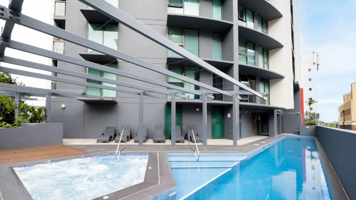 Kangaroo Point Apartment | Riverside Luxury w/Balcony, Pool & Stunning Views