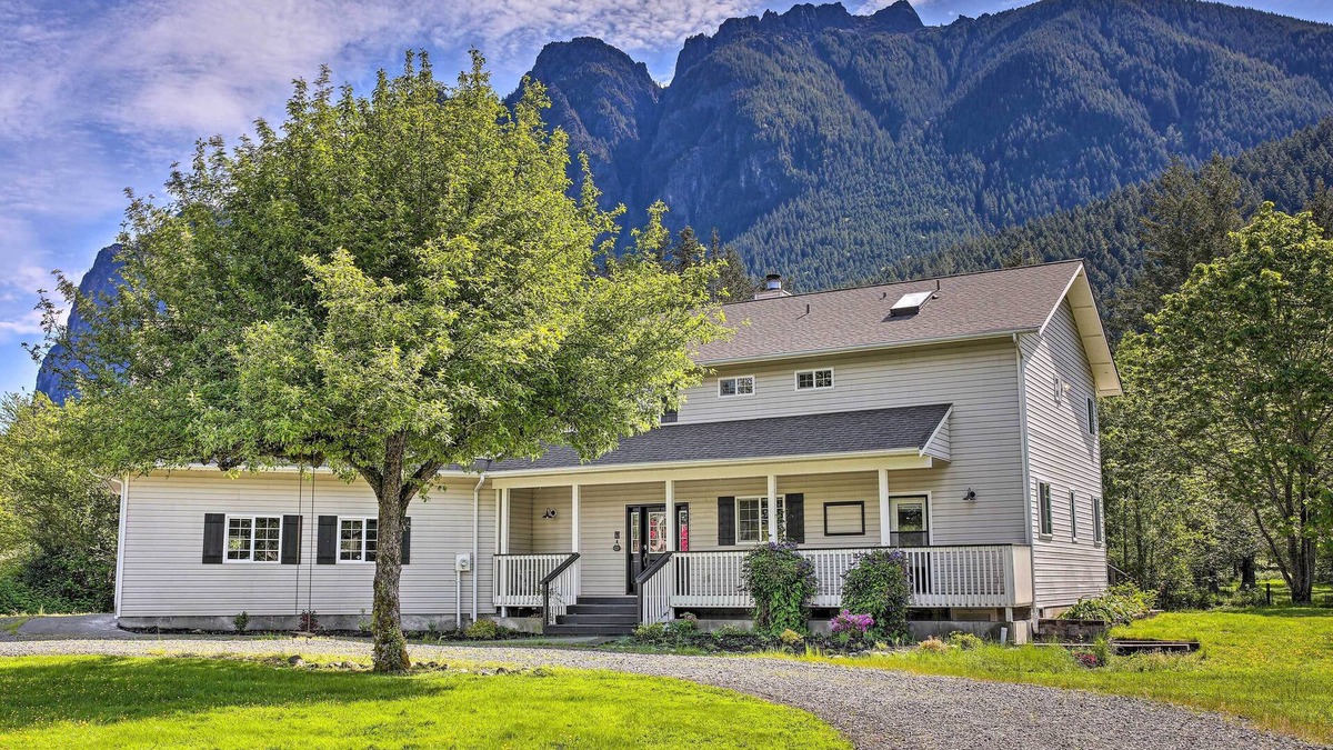 North Bend House | Riverside North Bend Oasis: Stunning Mountain View