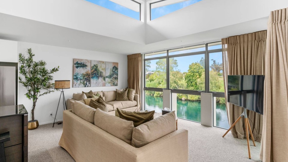 Taupo House | Riverside Oasis