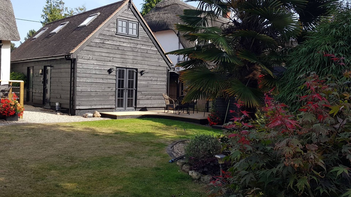 New Forest District Cottage | Riverside Pied a Terre, in Town, Two Acre Garden