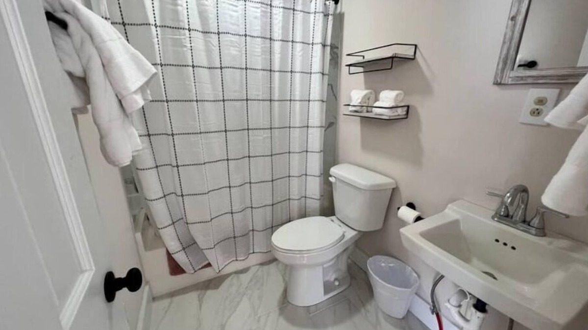 Fries Apartment | Riverside Refuge at The Washington Inn 4