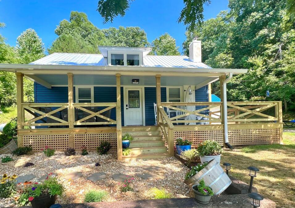 Franklin House | Riverside Relaxer w/Hot Tub+Fire Pit +Wifi & view