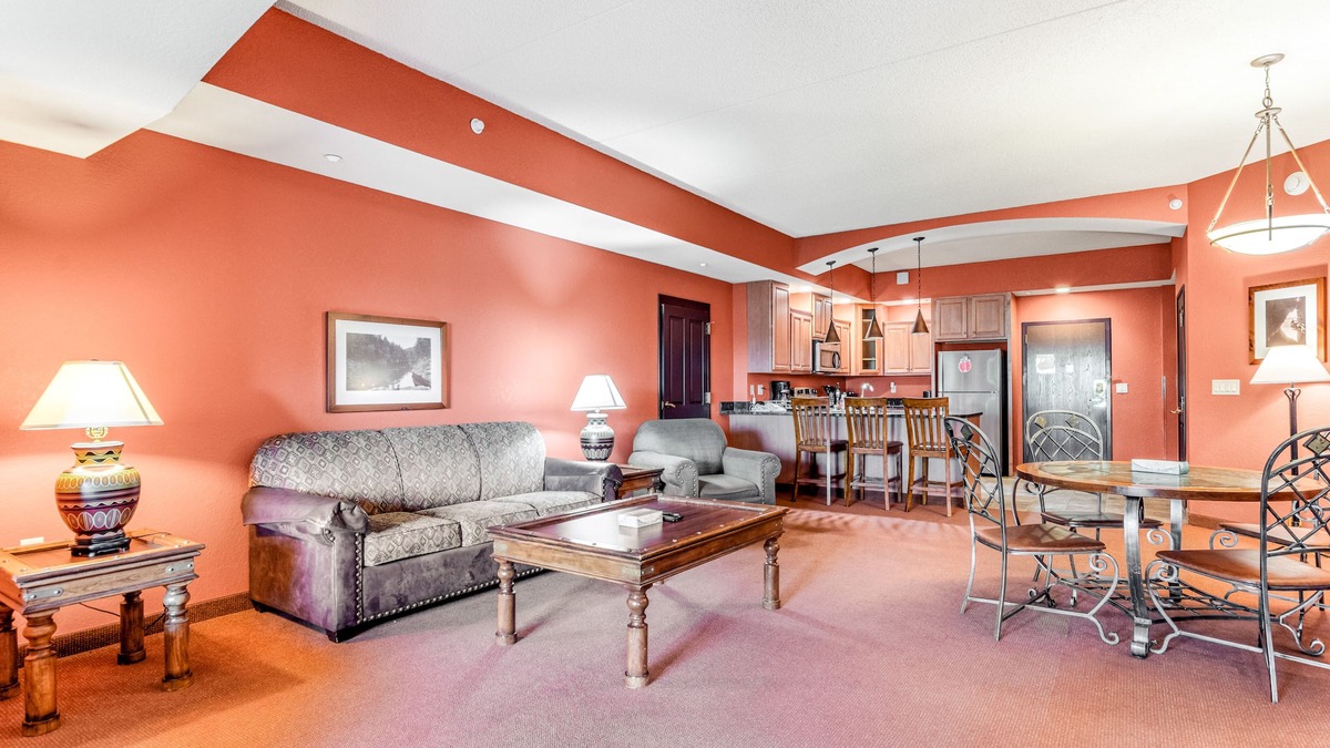 Wisconsin Dells Condo | Riverside resort condo with full kitchen, on-site golf & waterpark add-ons