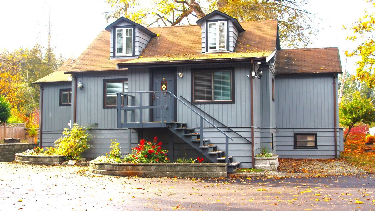 Regional District of Nanaimo House | Riverside Resort - House on the River (4 Bed 3 Bath Character House)