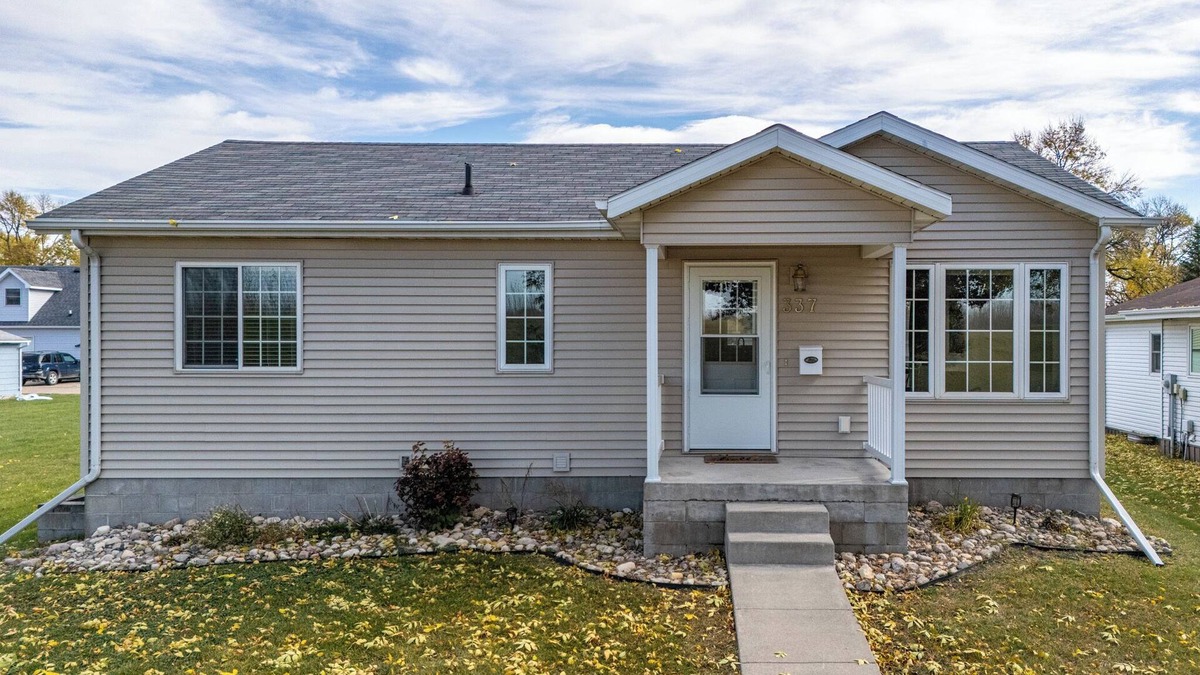 East Grand Forks House | Riverside Retreat - Greenway Escape with 4 bedrooms and 2 bathrooms
