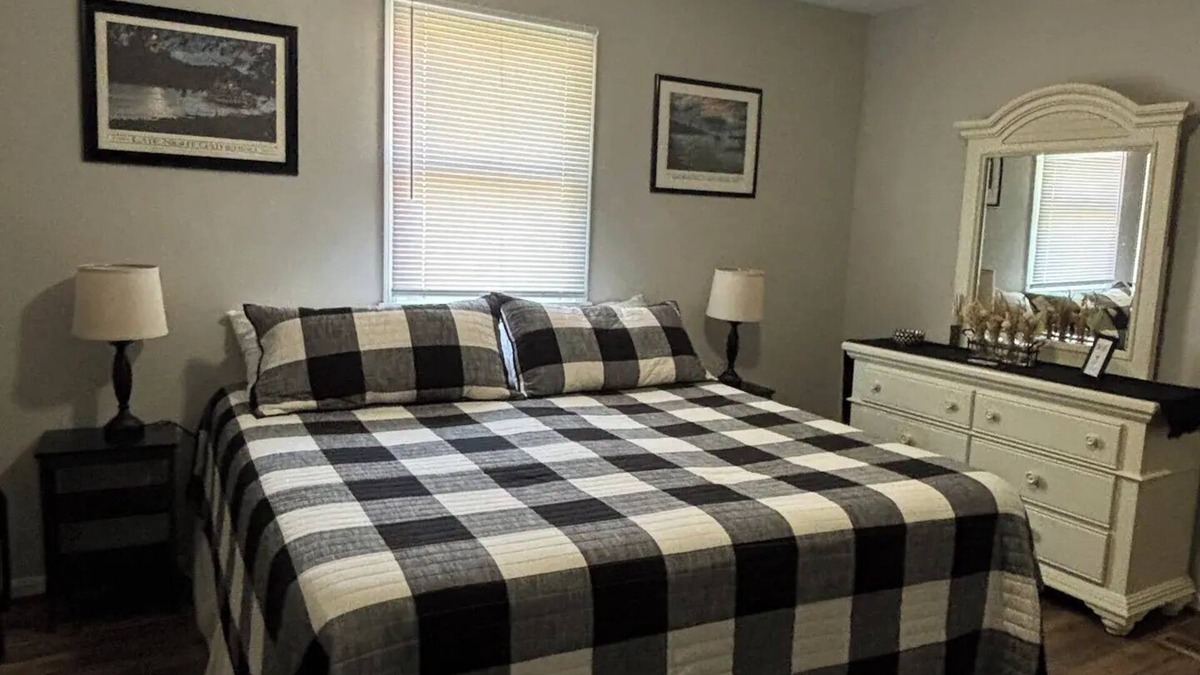 Madison House | Riverside Retreat 2 ~ One Story ~ 3bd/2ba ~ Steps to the River & Main St