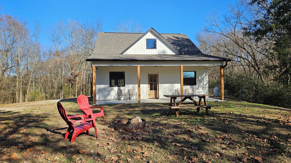 Norman Cabin | Riverside Retreat- Cozy Secluded 2 Bedroom Cabin on the Caddo River