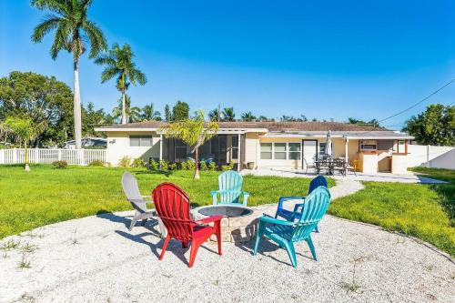 Alabama Grove Terrace House | Riverside Retreat: Deck Bar, FirePit, Boat Parking