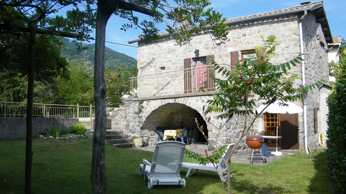 La Souche House | Riverside Retreat in La Souche