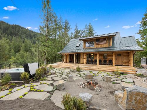 Marmot House | Riverside Retreat - Meredith Lodging