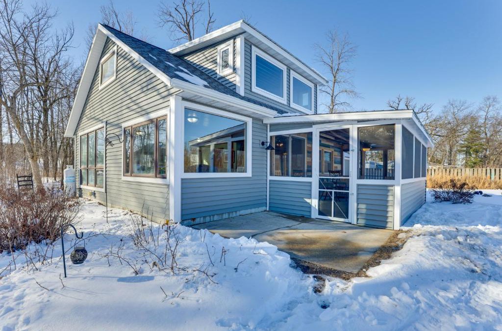 Johnson Creek House | Riverside Retreat Near Trails in Johnson Creek