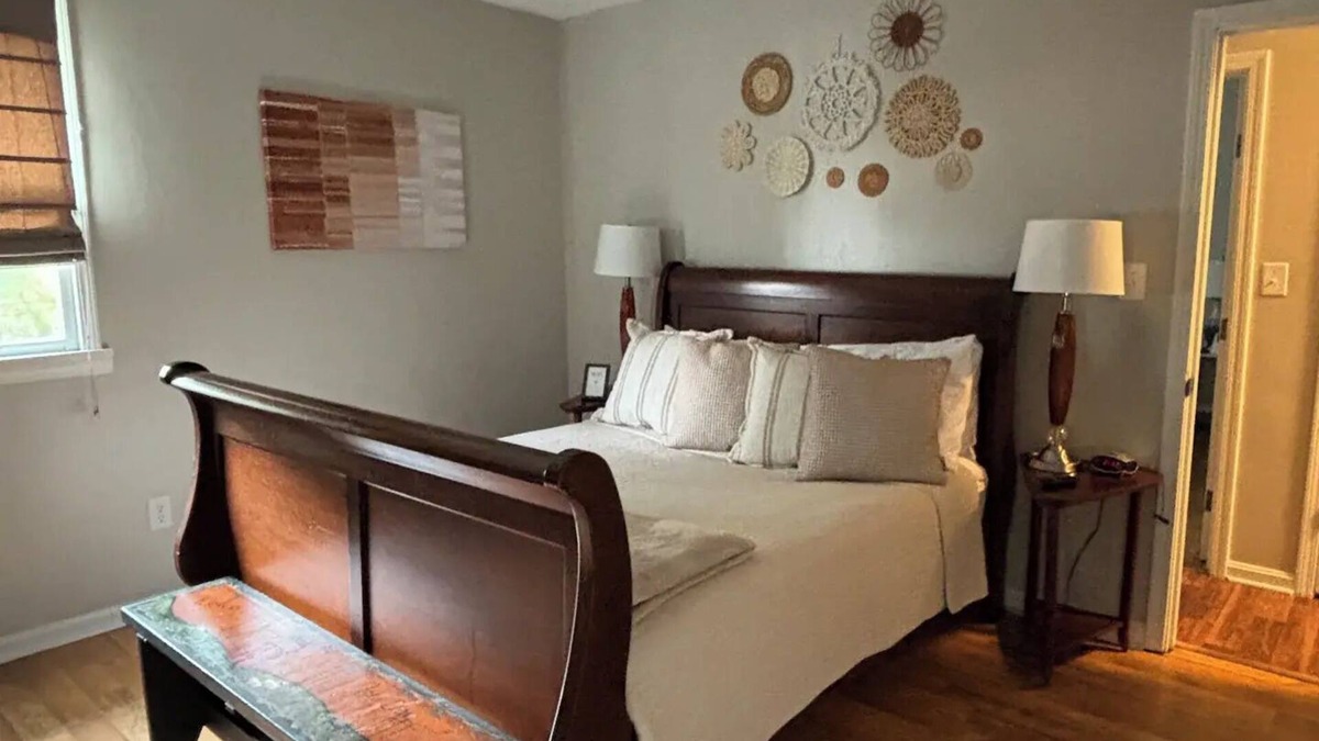 Lexington House | Riverside Retreat ~ One Story ~ 3bd/2ba ~ Steps to the River & Main St
