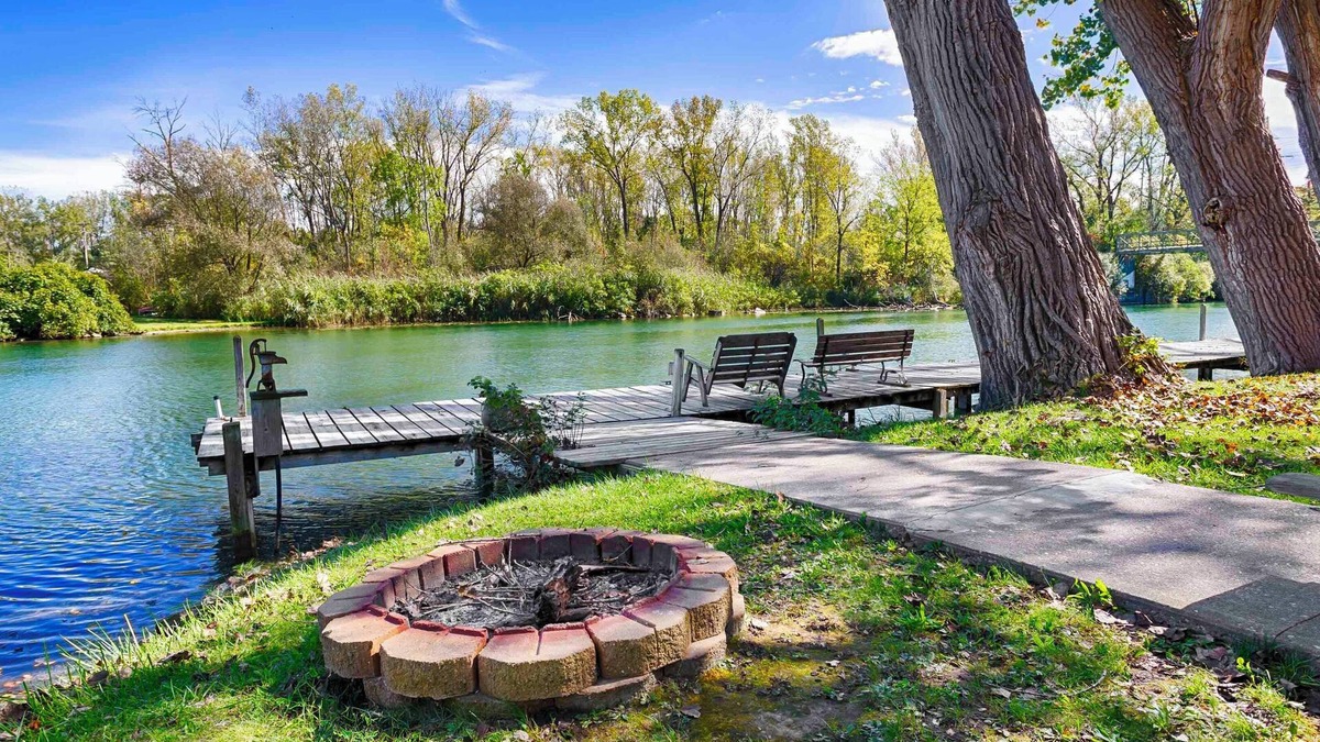 Waterloo Cottage | Riverside Retreat: Private Location and lake access!