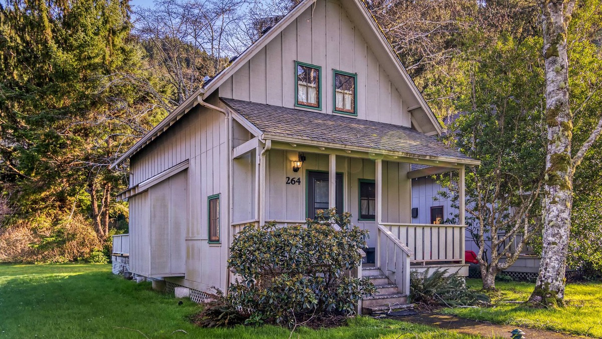 Yachats House | Riverside Retreat - Quiet Water