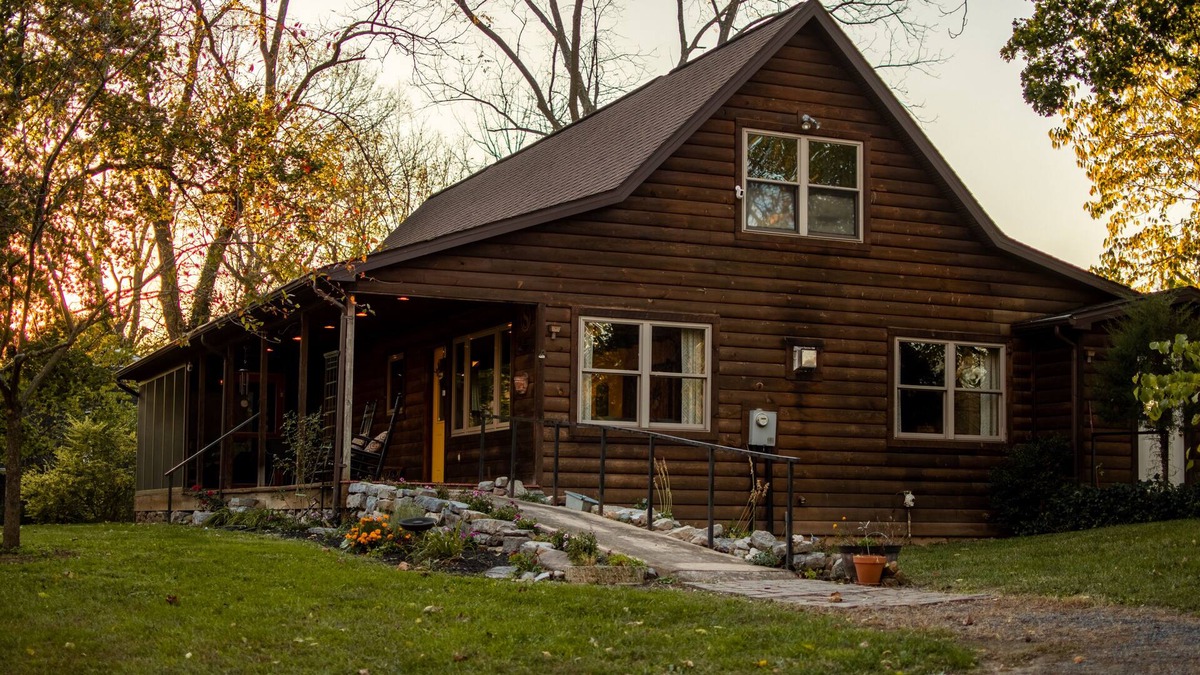 Edinburg Cabin | Riverside Retreat -- Waterfront & 🐕 Pet-friendly cabin!