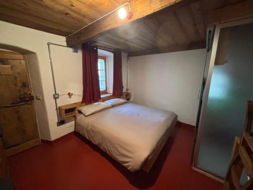 Pontboset Apartment | riverside room Emma