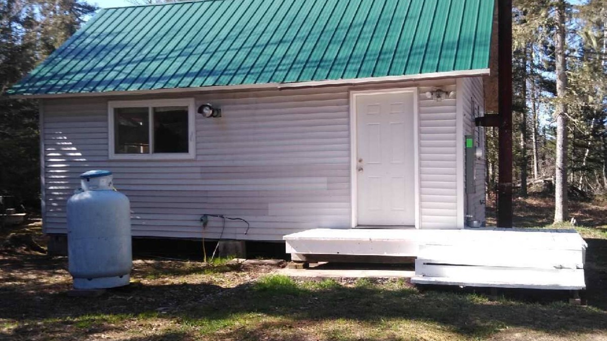 Lake Linden Cabin | Riverside Rustic Lodge -privacy/seclusion