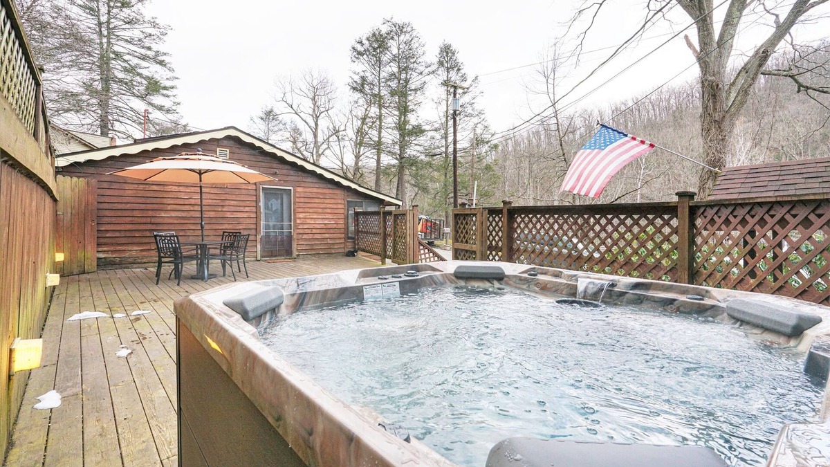 Elkins Cabin | Riverside Suite*HotTub*WiFi*Steps to the River