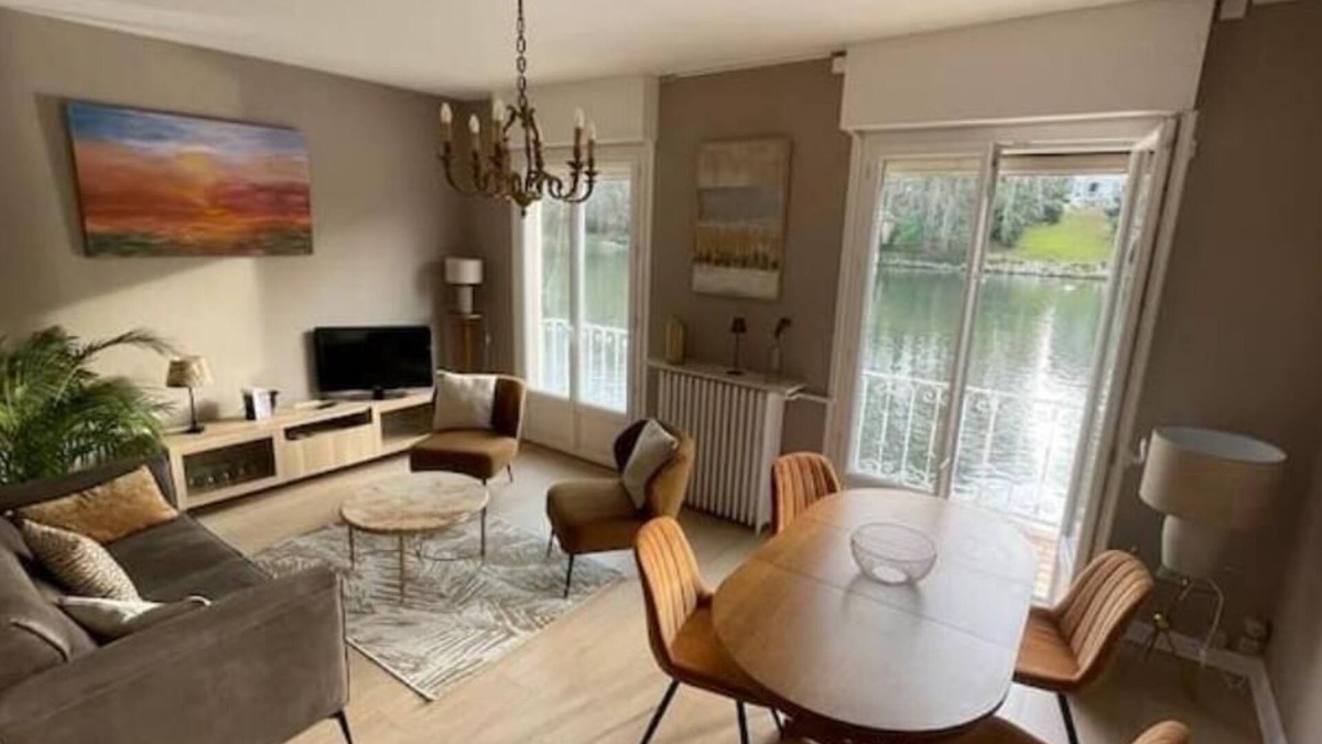 Olivet House | Riverside villa